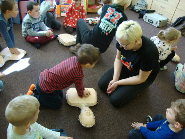 Pierwsza pomoc dla małej Ani