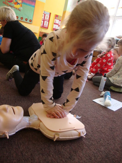 Pierwsza pomoc dla małej Ani