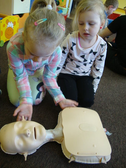 Pierwsza pomoc dla małej Ani