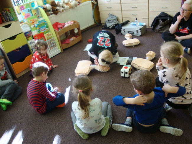 Pierwsza pomoc dla małej Ani