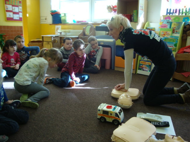 Pierwsza pomoc dla małej Ani