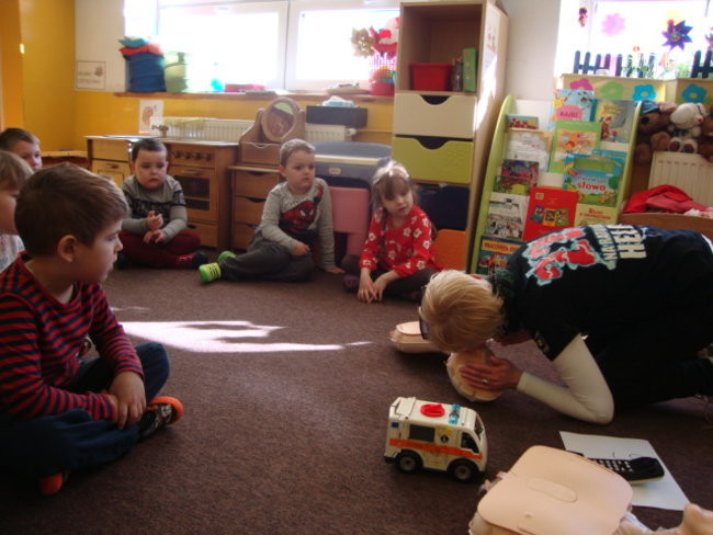 Pierwsza pomoc dla małej Ani