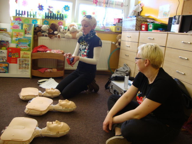 Pierwsza pomoc dla małej Ani