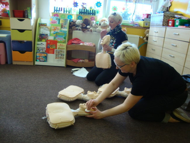 Pierwsza pomoc dla małej Ani