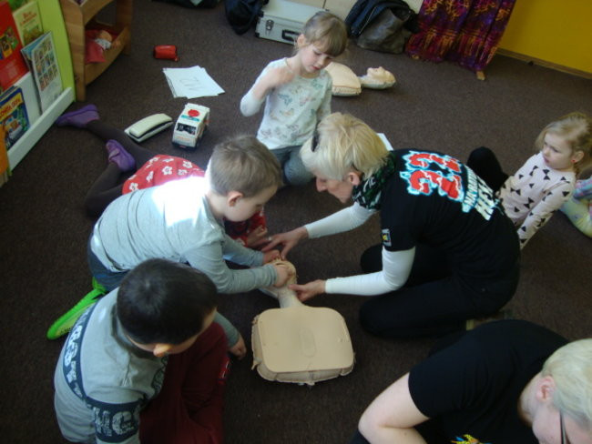 Pierwsza pomoc dla małej Ani