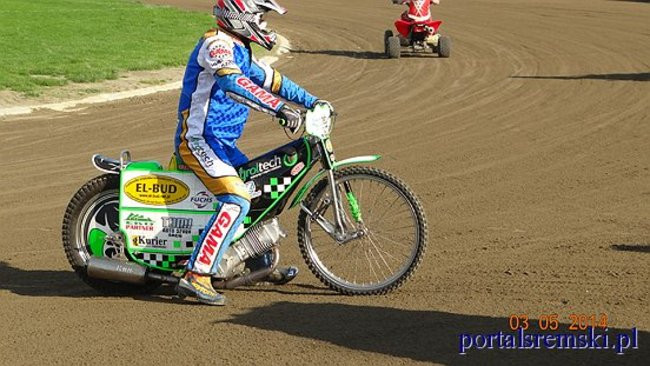 Amatorzy nie zwalniają