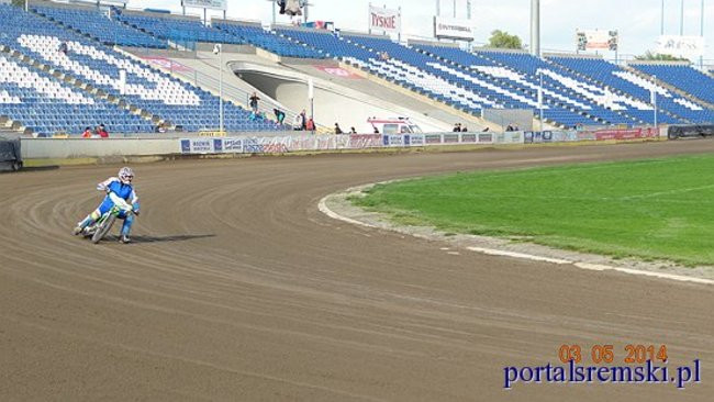 Amatorzy nie zwalniają