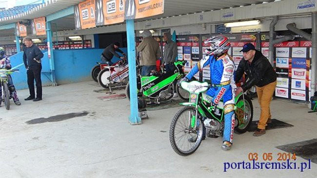 Amatorzy nie zwalniają