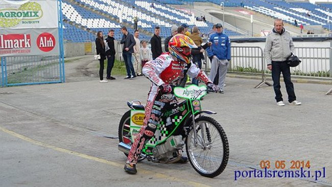 Amatorzy nie zwalniają