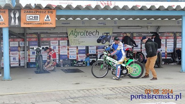 Amatorzy nie zwalniają