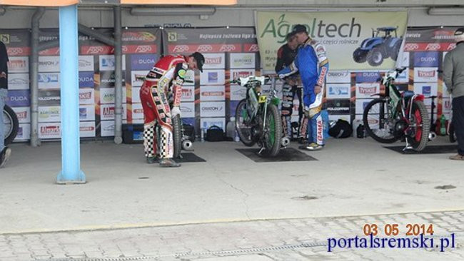 Amatorzy nie zwalniają