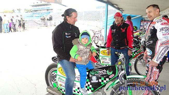 Amatorzy nie zwalniają