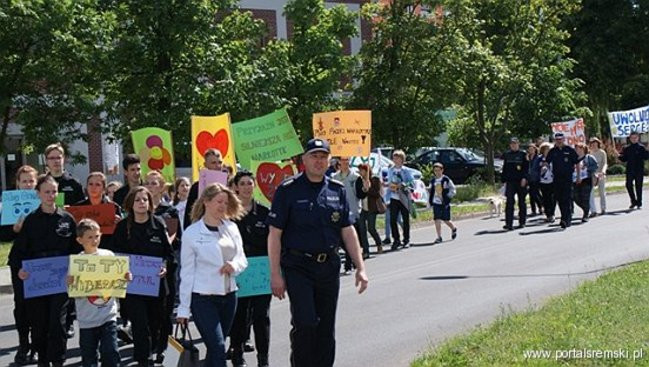 Policja manifestowała razem z uczniami