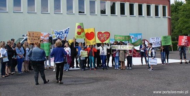 Policja manifestowała razem z uczniami
