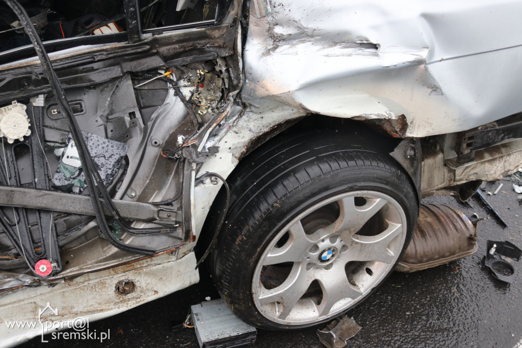 BMW uderzyło w ciężarówkę