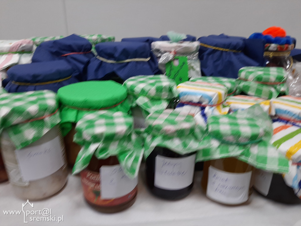 Kiermasz świąteczny dla Piotra Bajora