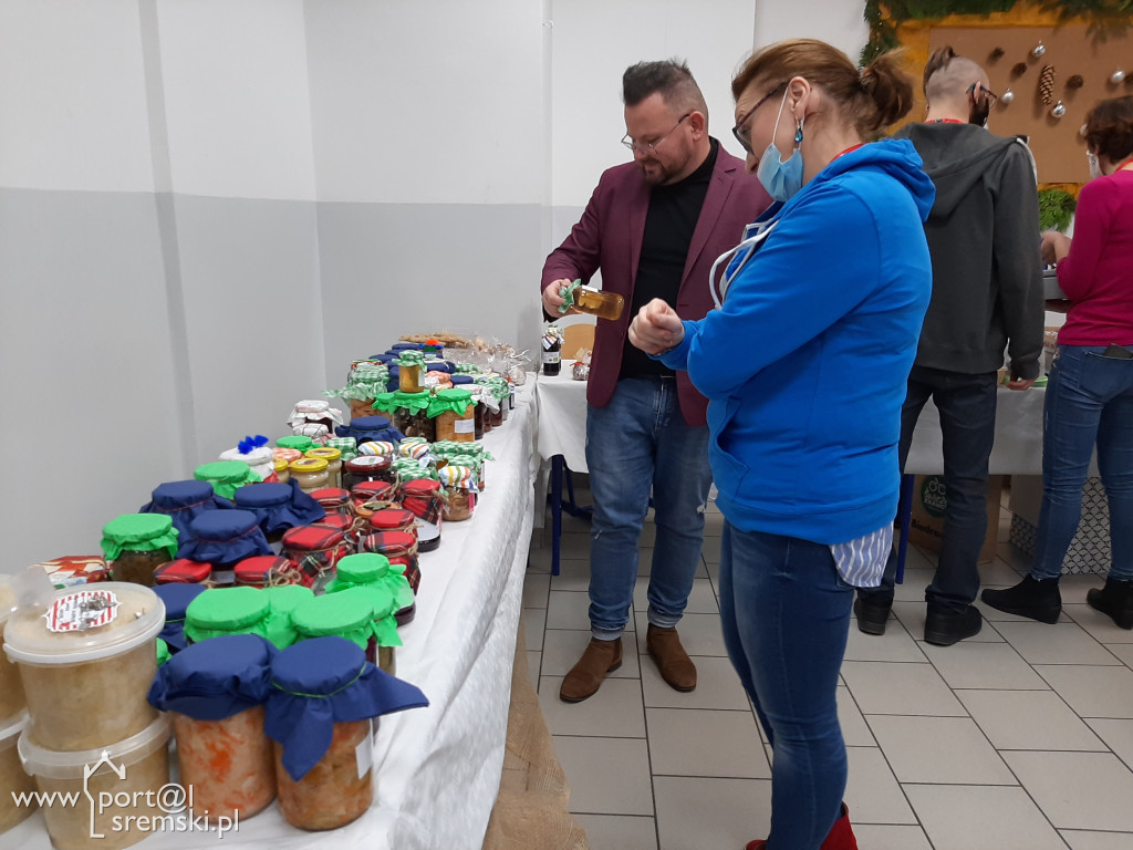 Kiermasz świąteczny dla Piotra Bajora