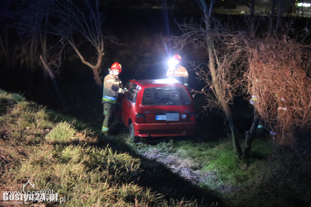 Auto wypadło z drogi