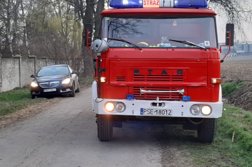 Wypadek na drodze Grabianowo - Marianowo. Samochód uderzył w mur