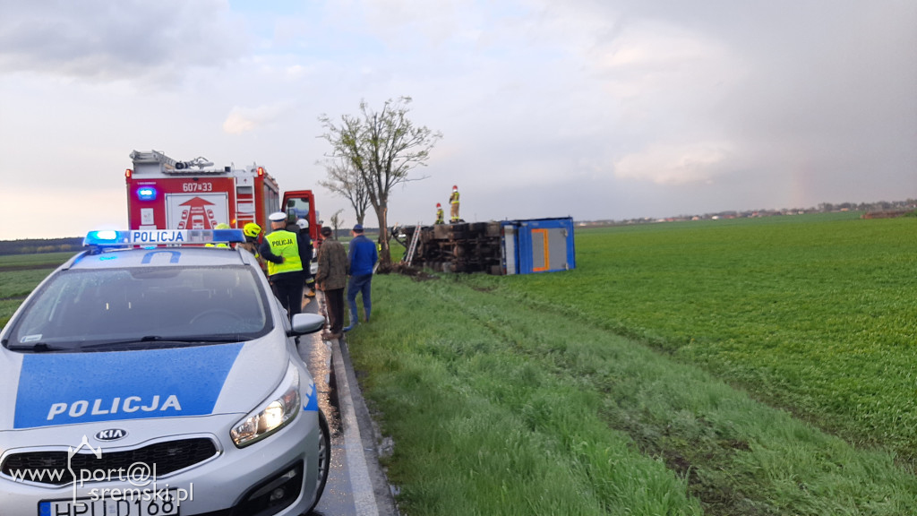 Na trasie Nochowo - Wyrzeka ciężarówka wypadła z drogi