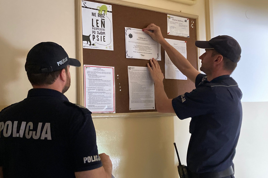 Śremscy policjanci w trosce o dobro seniorów rozwieszają przykuwające uwagę 