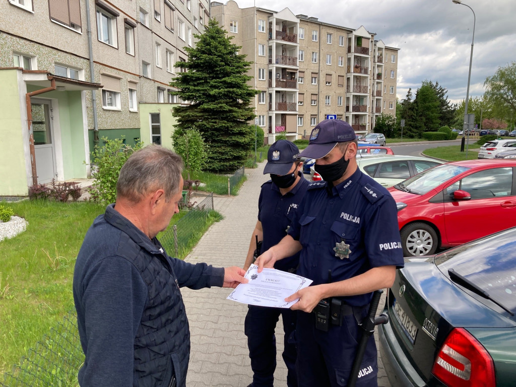 Śremscy policjanci w trosce o dobro seniorów rozwieszają przykuwające uwagę 