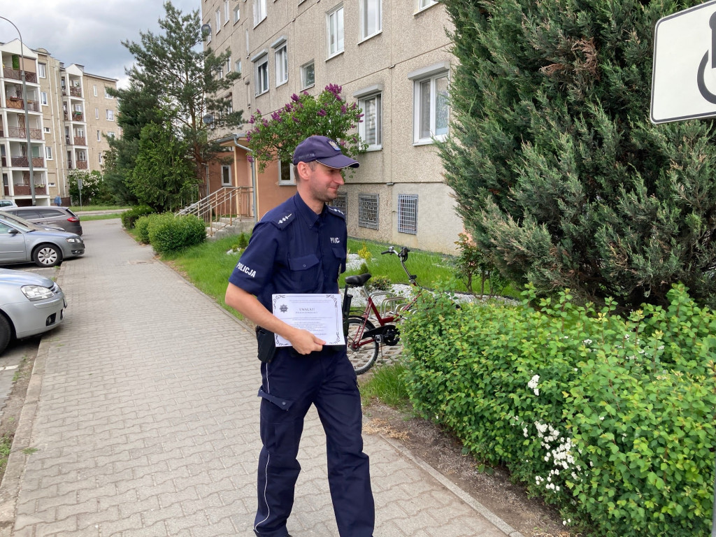 Śremscy policjanci w trosce o dobro seniorów rozwieszają przykuwające uwagę 