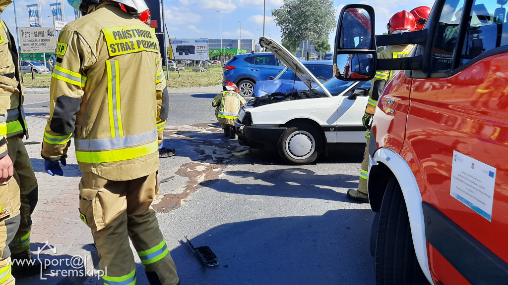 Zderzenie dwóch osobówek na skrzyżowaniu ulic Gostyńskiej i Staszica w Śremie