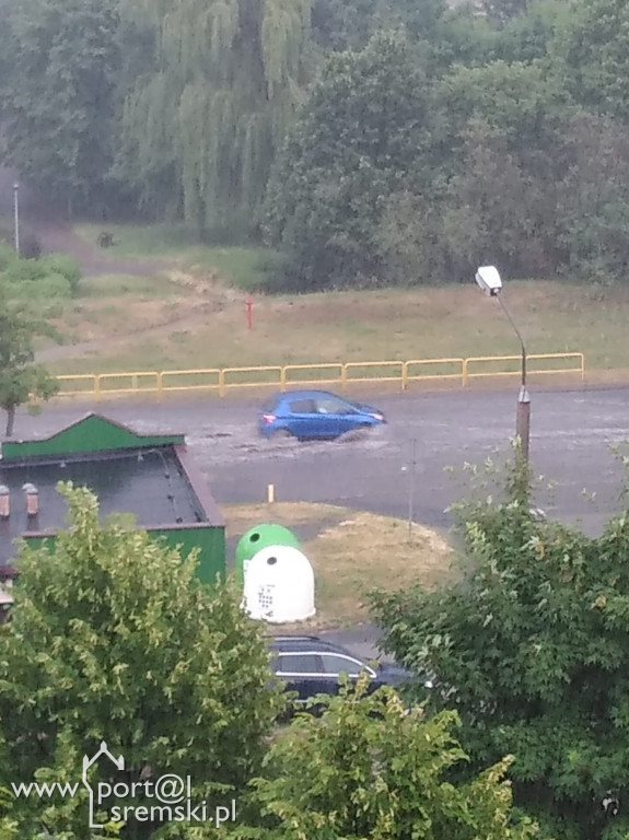 Ulewa zalała budynki, piwnice i ulice. Strażacy mają pełne ręce roboty