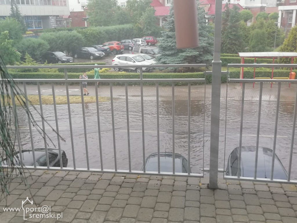 Ulewa zalała budynki, piwnice i ulice. Strażacy mają pełne ręce roboty