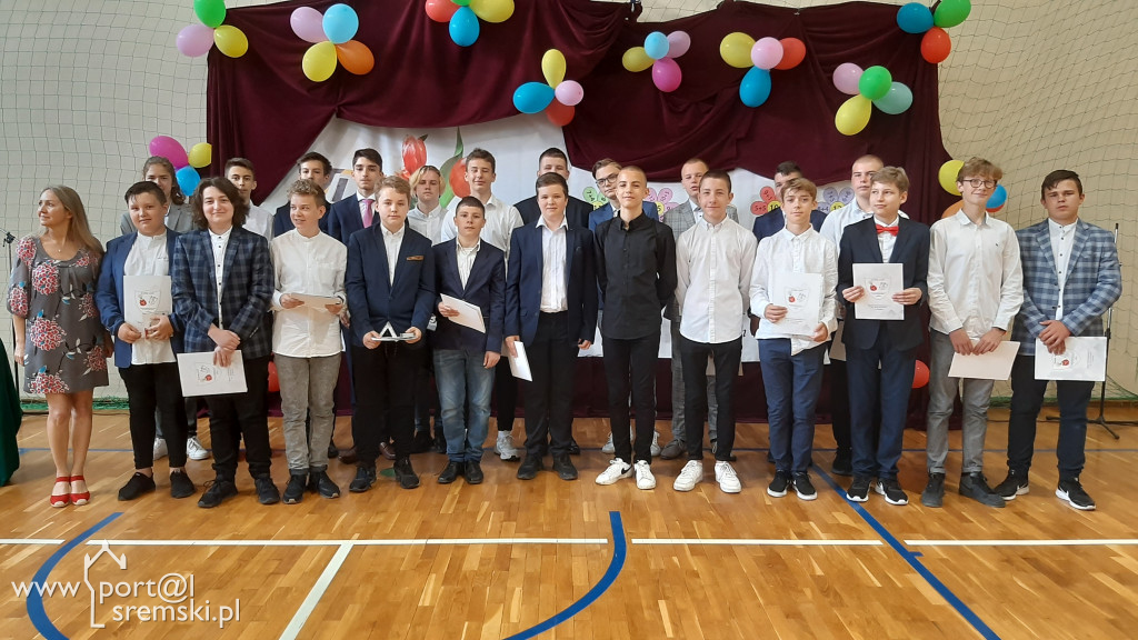 Oficjalnie zakończył się rok szkolny 2021. WAKACJE - czas start!