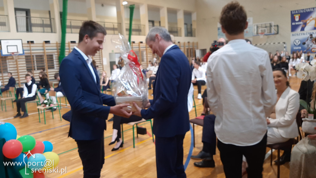 Oficjalnie zakończył się rok szkolny 2021. WAKACJE - czas start!