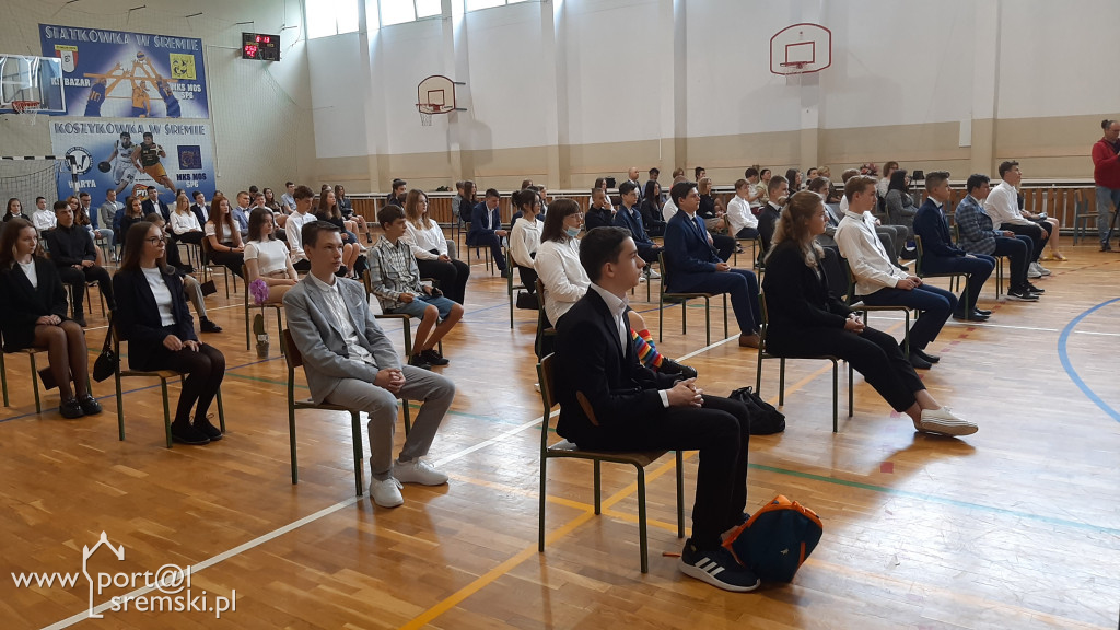 Oficjalnie zakończył się rok szkolny 2021. WAKACJE - czas start!