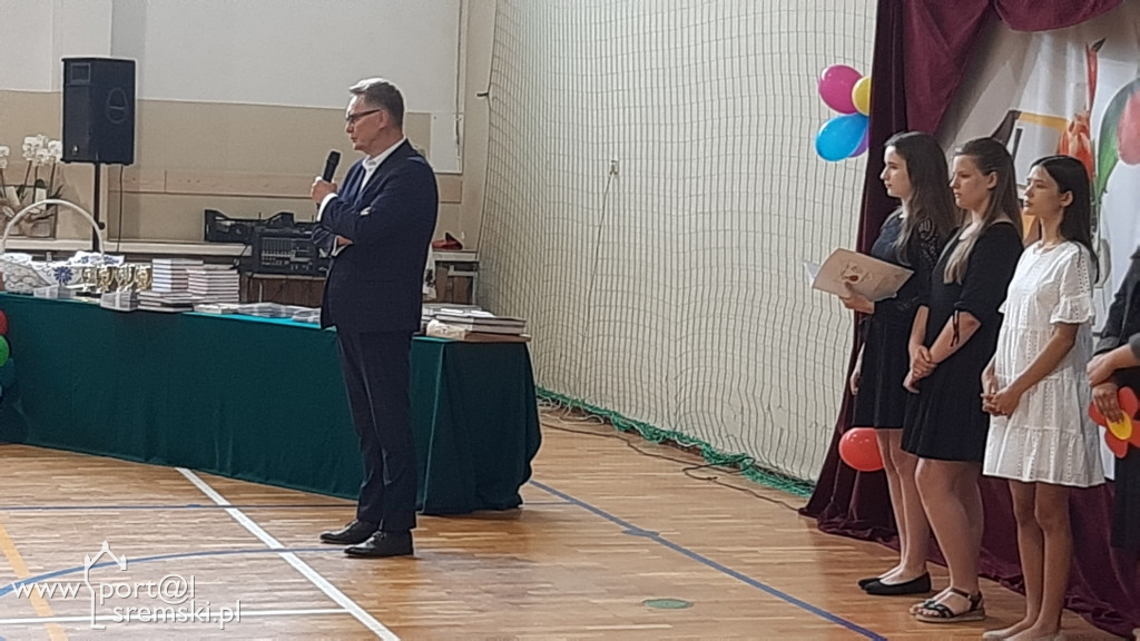 Oficjalnie zakończył się rok szkolny 2021. WAKACJE - czas start!