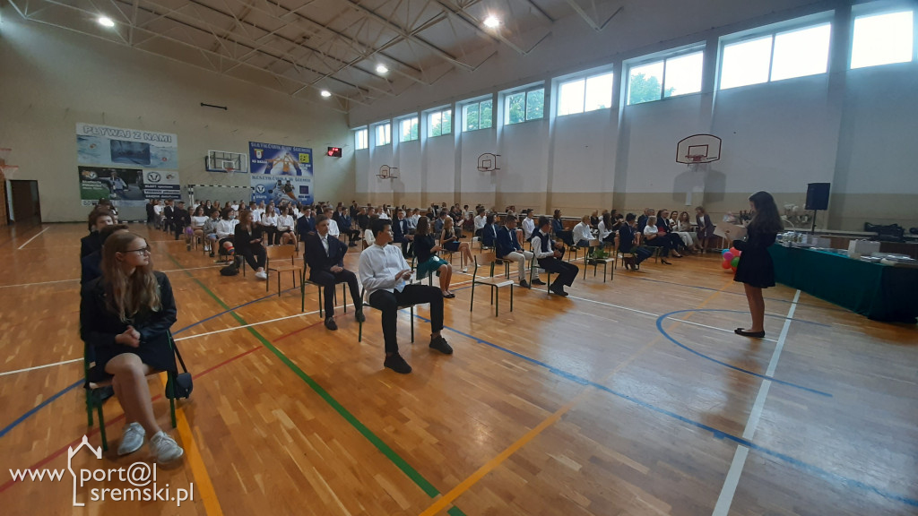 Oficjalnie zakończył się rok szkolny 2021. WAKACJE - czas start!