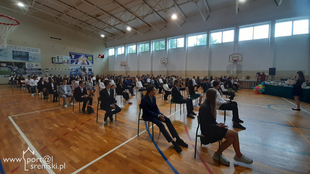 Oficjalnie zakończył się rok szkolny 2021. WAKACJE - czas start!