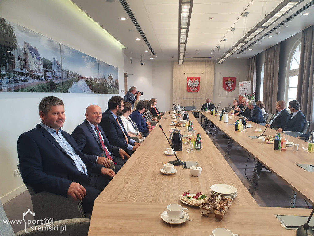 Uroczyste wręczenie medali i dyplomów pracownikom PGK w Śremie