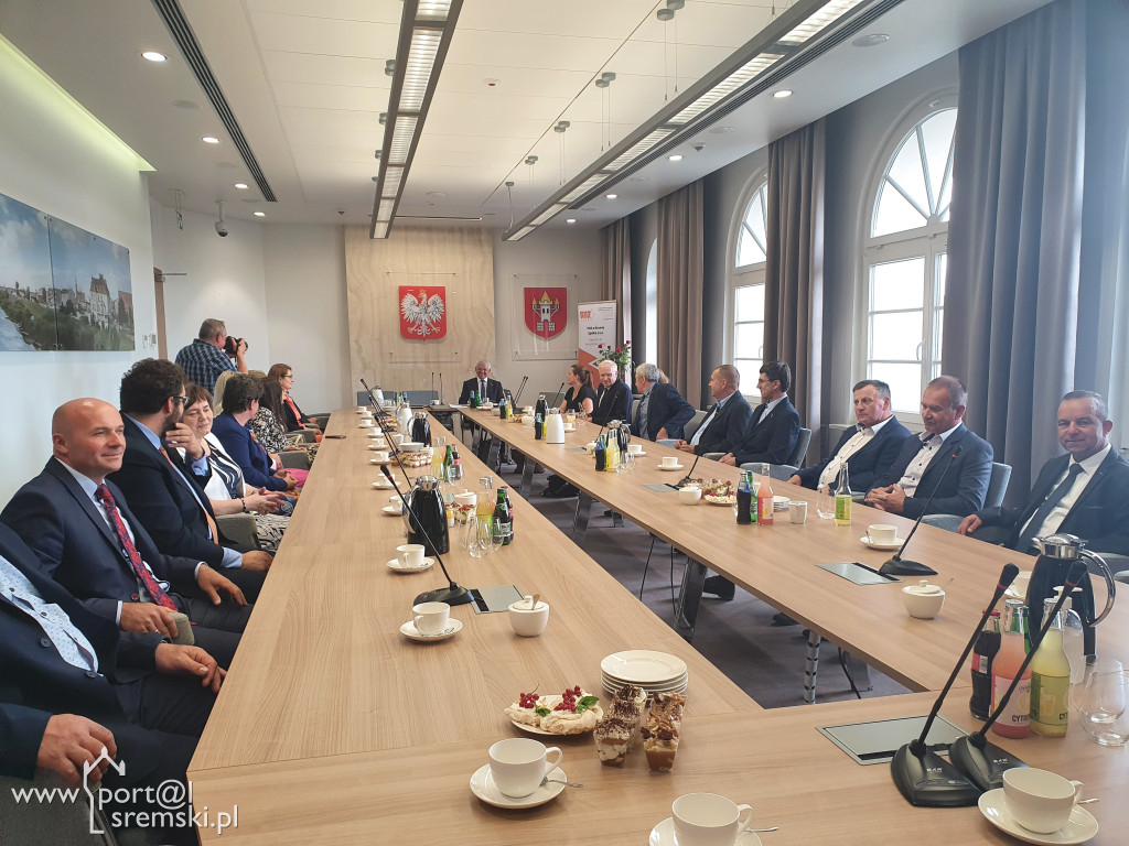 Uroczyste wręczenie medali i dyplomów pracownikom PGK w Śremie