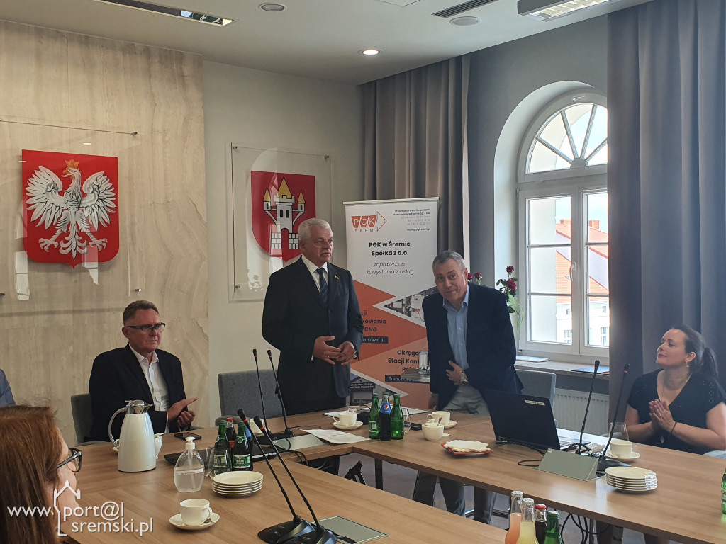 Uroczyste wręczenie medali i dyplomów pracownikom PGK w Śremie
