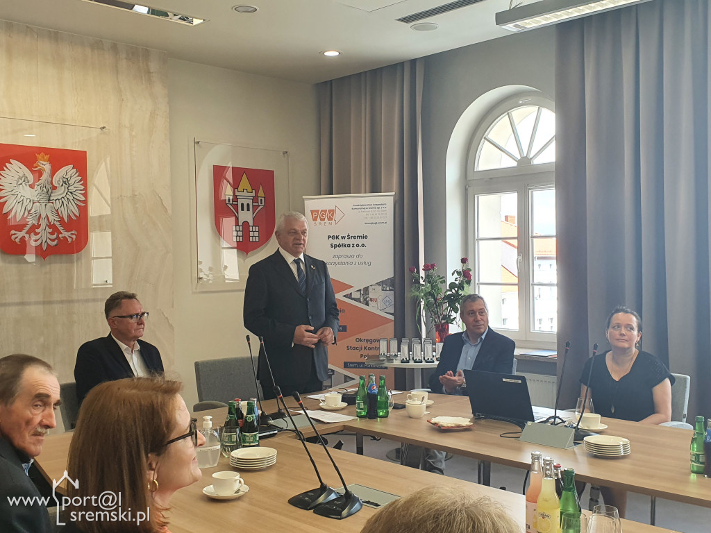 Uroczyste wręczenie medali i dyplomów pracownikom PGK w Śremie