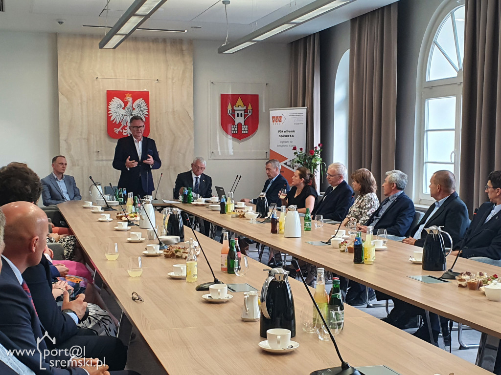 Uroczyste wręczenie medali i dyplomów pracownikom PGK w Śremie