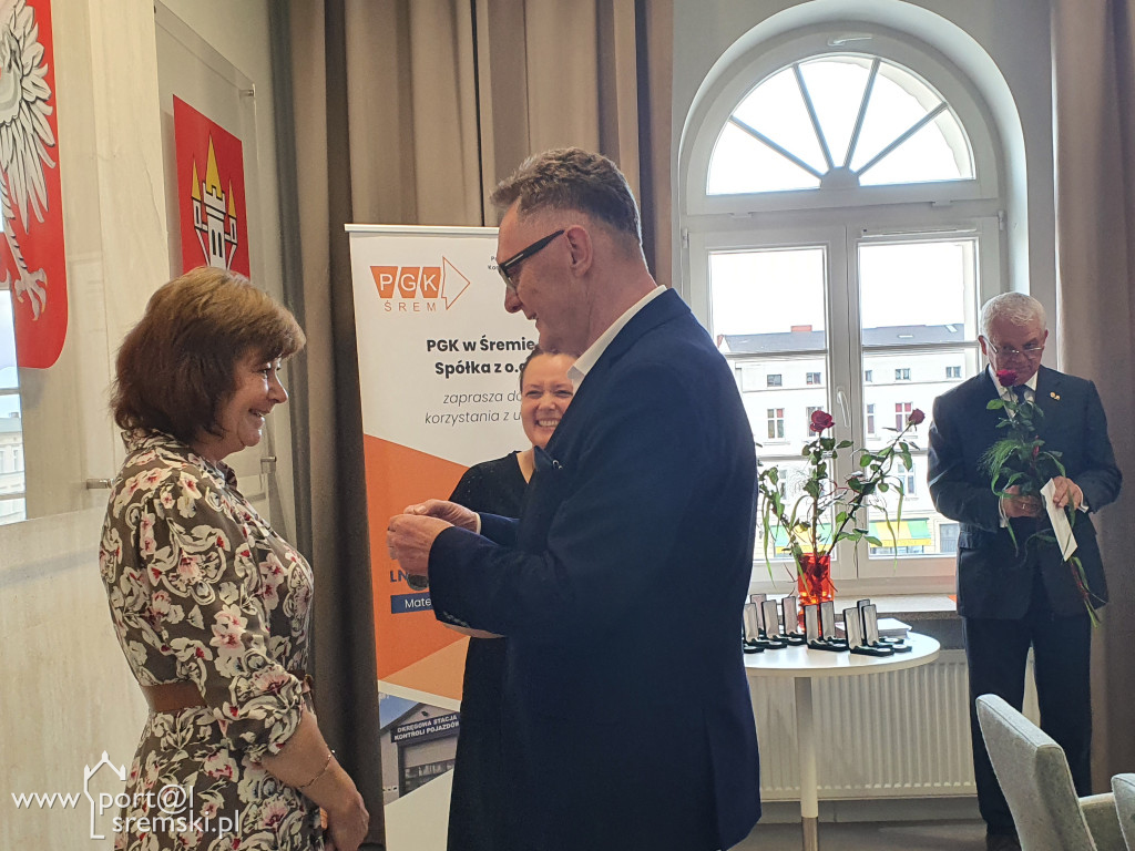 Uroczyste wręczenie medali i dyplomów pracownikom PGK w Śremie