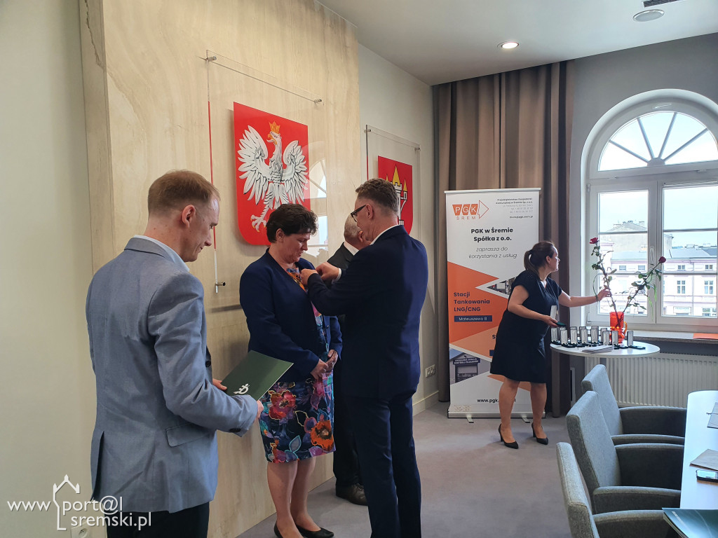 Uroczyste wręczenie medali i dyplomów pracownikom PGK w Śremie