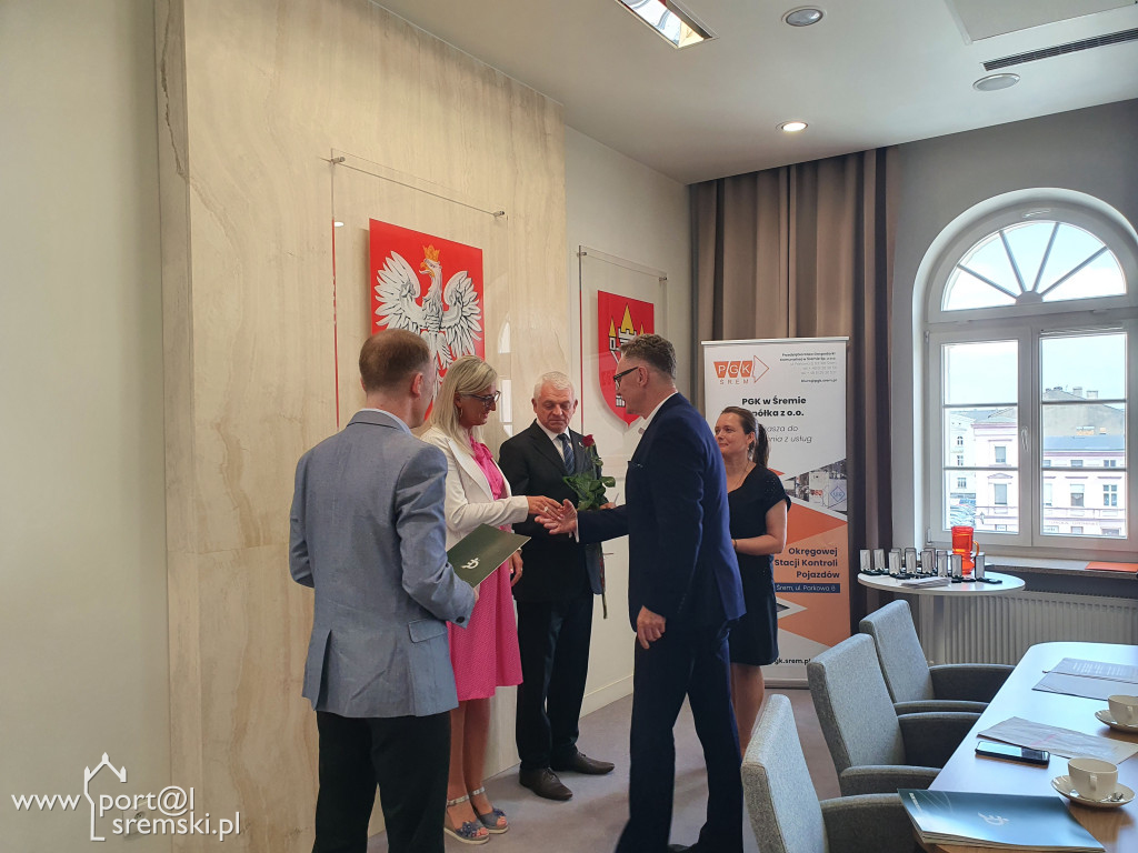 Uroczyste wręczenie medali i dyplomów pracownikom PGK w Śremie