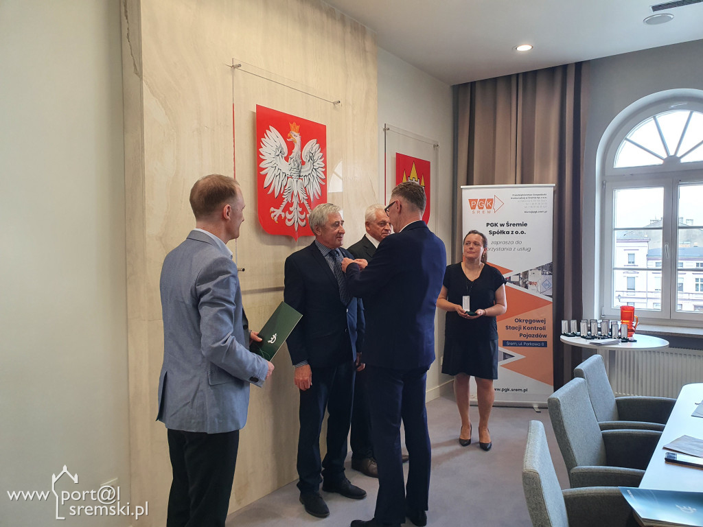 Uroczyste wręczenie medali i dyplomów pracownikom PGK w Śremie