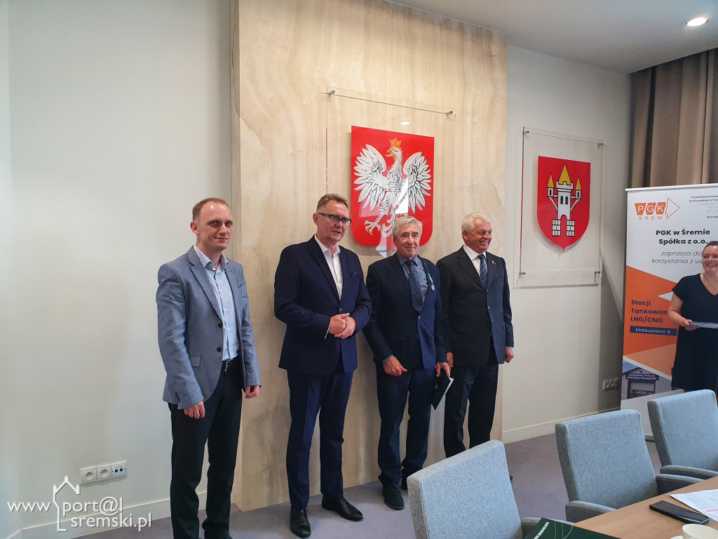Uroczyste wręczenie medali i dyplomów pracownikom PGK w Śremie