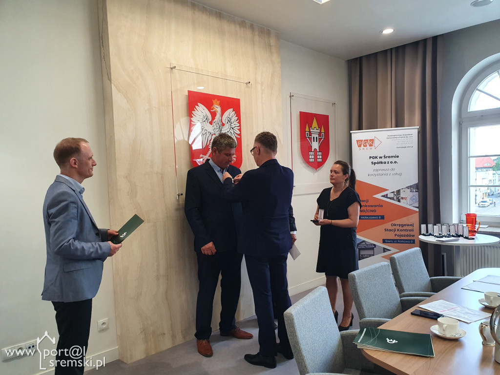 Uroczyste wręczenie medali i dyplomów pracownikom PGK w Śremie