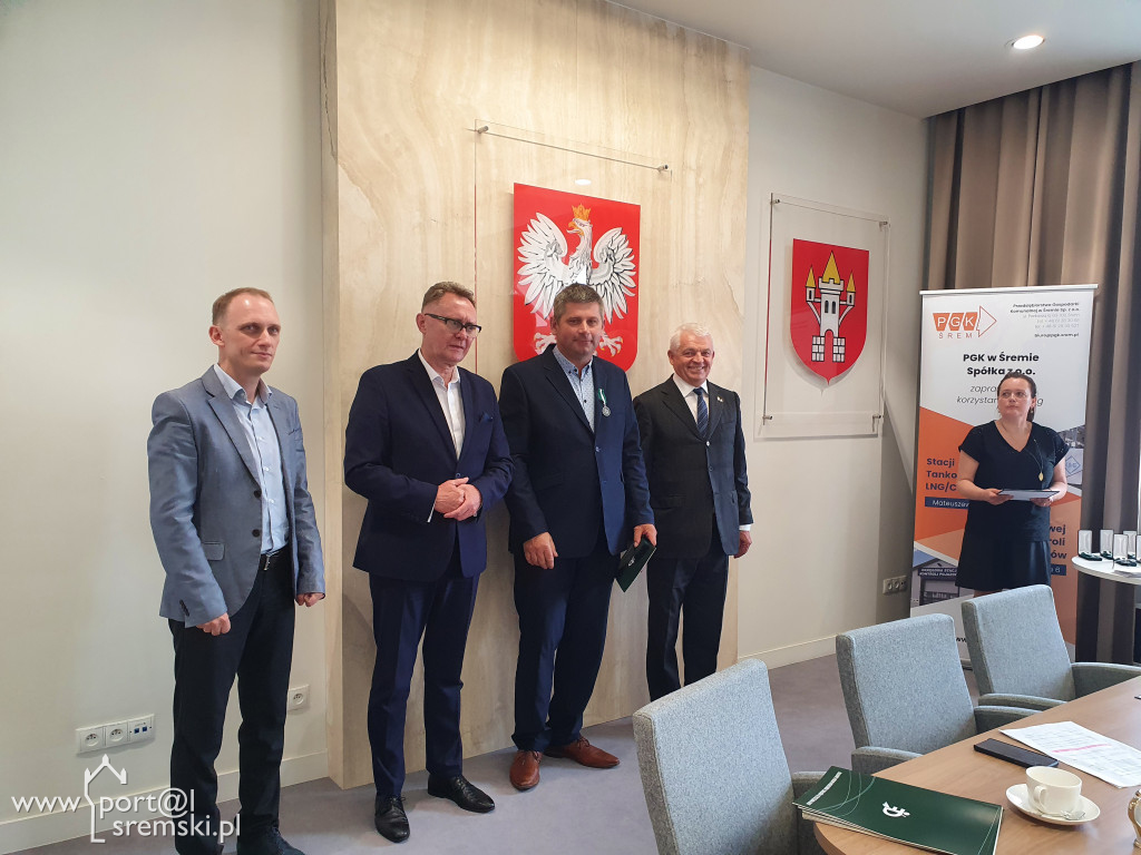 Uroczyste wręczenie medali i dyplomów pracownikom PGK w Śremie
