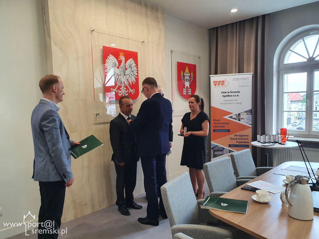 Uroczyste wręczenie medali i dyplomów pracownikom PGK w Śremie