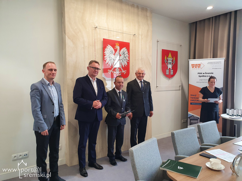 Uroczyste wręczenie medali i dyplomów pracownikom PGK w Śremie